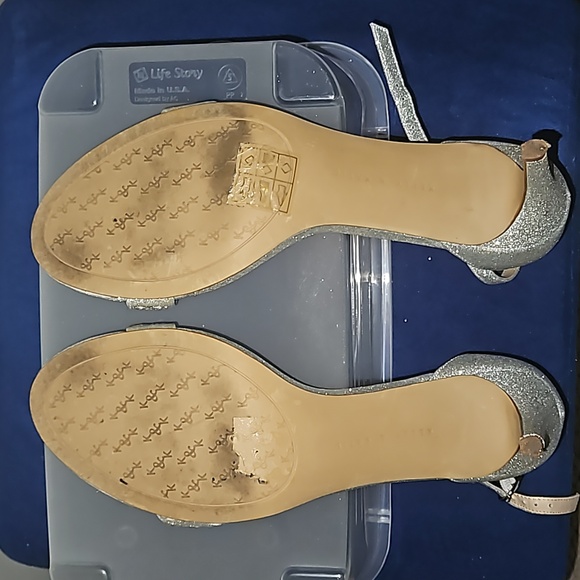 Silver Heels - Picture 4 of 7